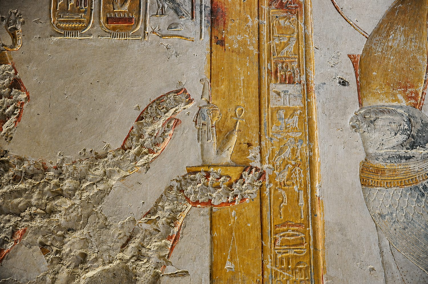 Photographie du haut-relief du temple d'Abydos représentant Maât offerte par le pharaon.